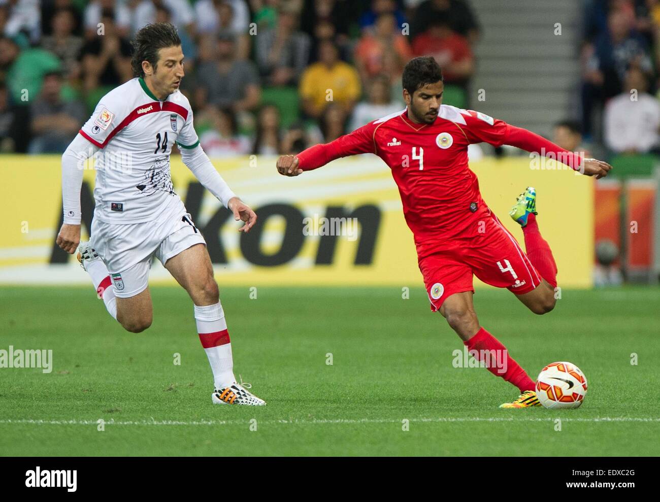 (150111) -- MELBOURNE, Jan. 11, 2015 (Xinhua) -- Andranik Teymourian (L) of Iran vies with Sayed Dhiya Shubbar of Bahrain during a Group C match at the AFC Asian Cup in Melbourne, Australia, Jan. 11, 2015. Iran won 2-0. (Xinhua/Bai Xue) Stock Photo