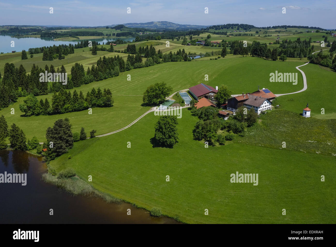 Bauernhof Am Hegratsriedersee Bei Fussen Ostallgau Allgau Bayern Deutschland Farm Beside Hegratsrieder Lake Near Fuessen O Stock Photo Alamy