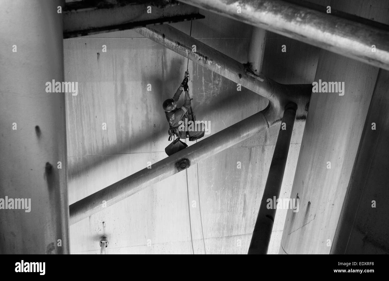 abseil IRATA rope access oil rig industrial. credit: LEE RAMSDEN / ALAMY Stock Photo