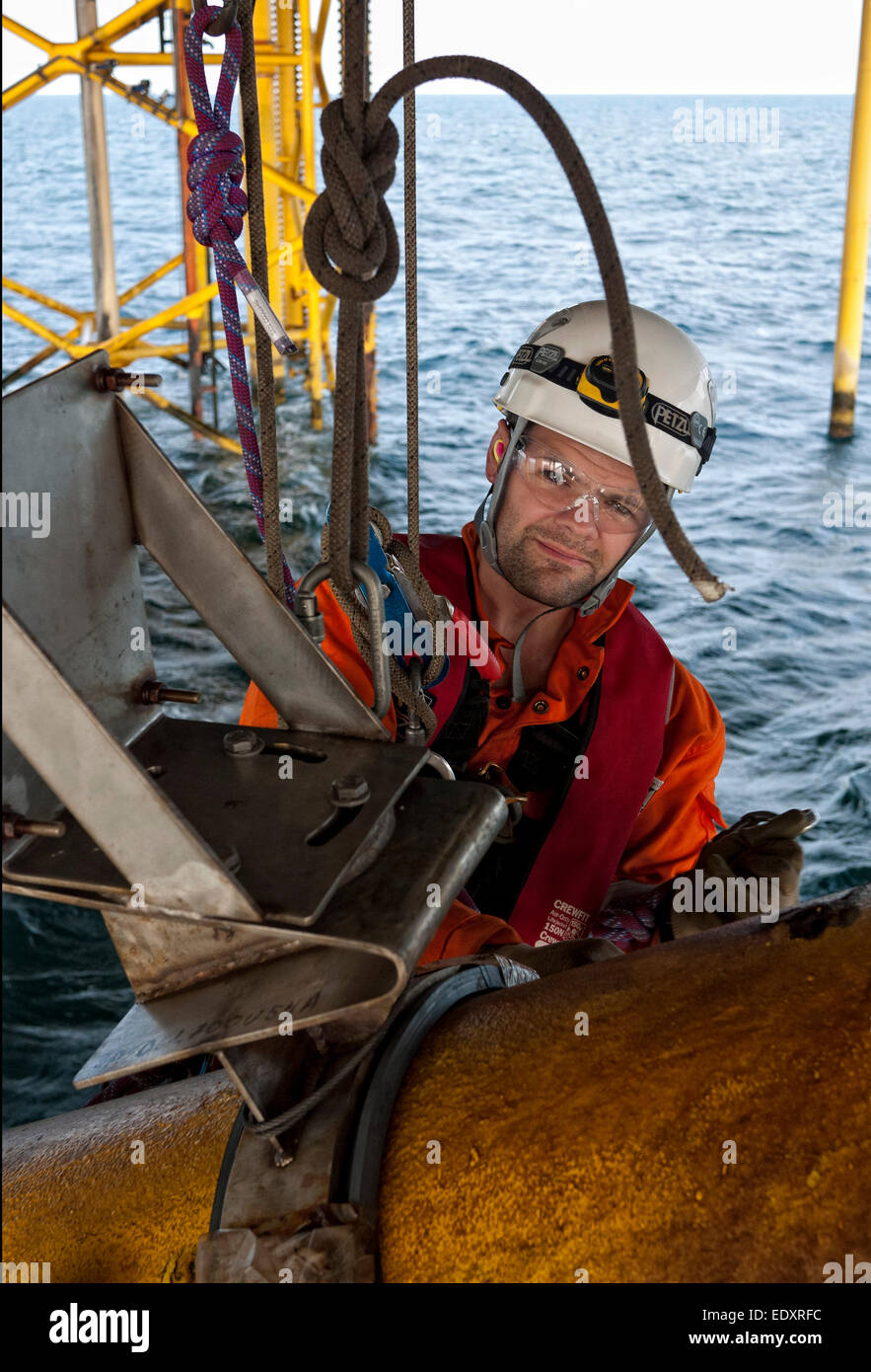 abseil IRATA rope access oil rig industrial. credit: LEE RAMSDEN / ALAMY Stock Photo