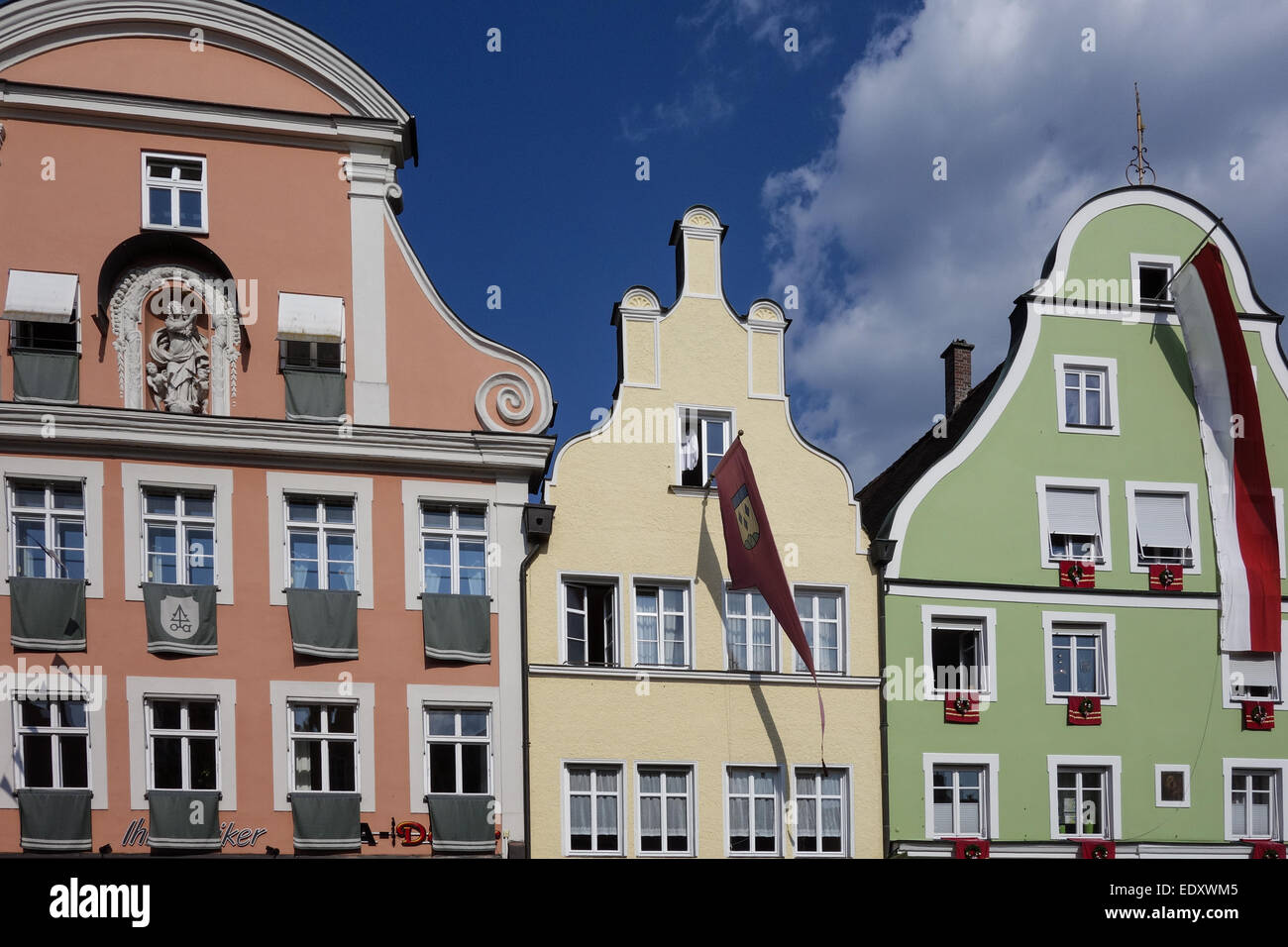 Bunte Fassaden an den Häusern in der Altstadt von Landshut, Bayern