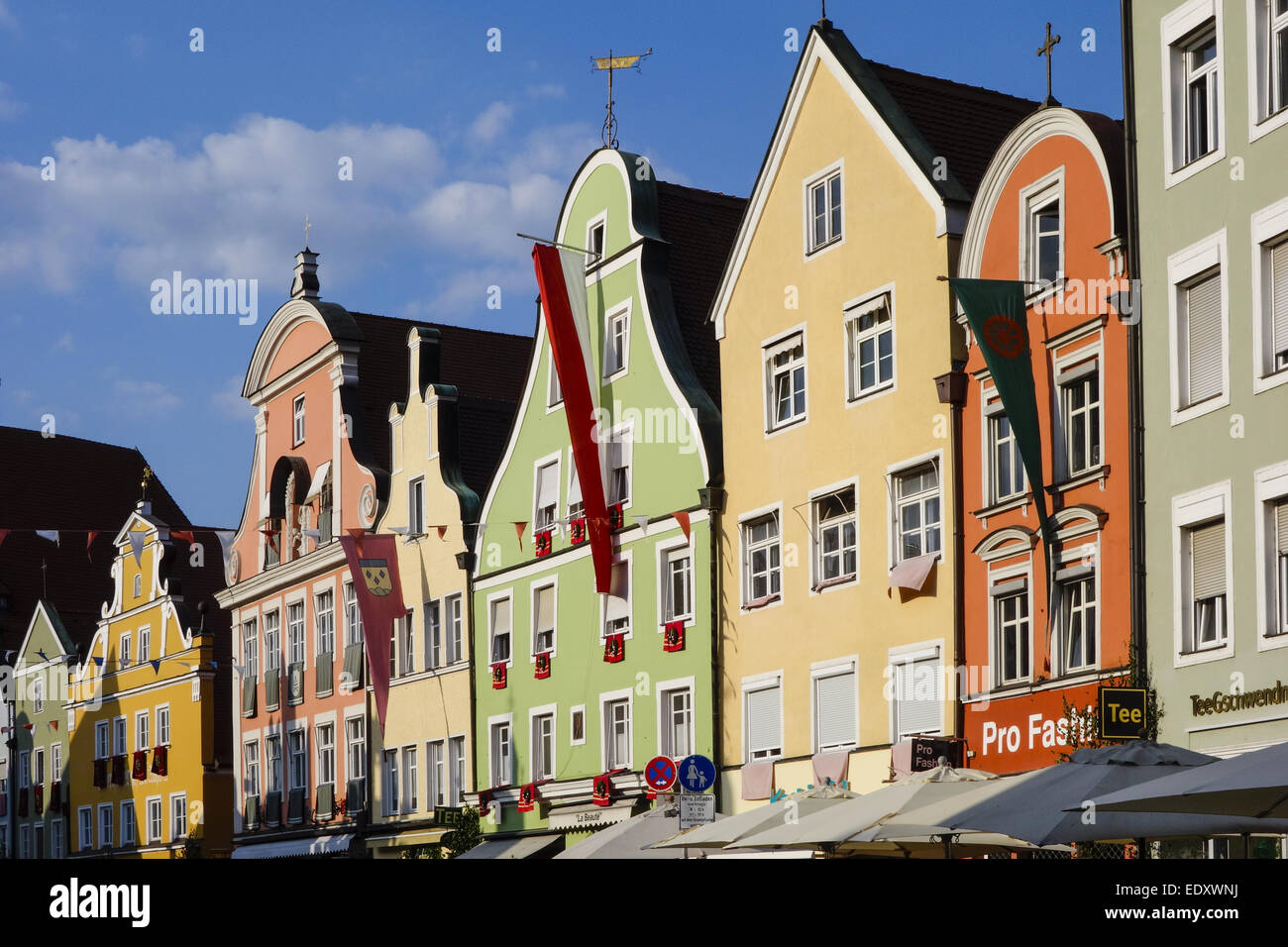 Bunte Fassaden an den Häusern in der Altstadt von Landshut, Bayern