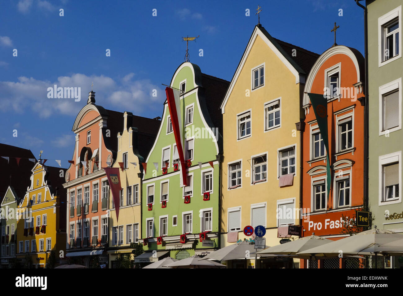 Bunte Fassaden an den Häusern in der Altstadt von Landshut, Bayern