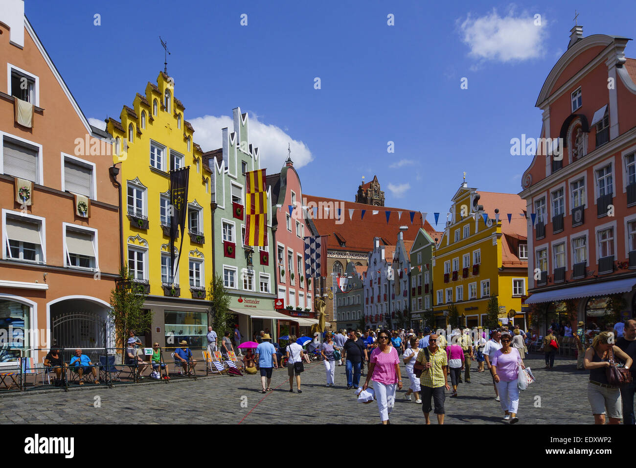 Bunte Fassaden an den Häusern in der Altstadt von Landshut, Bayern