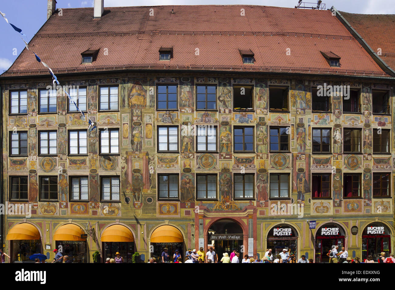 Bunte Fassaden an den Häusern in der Altstadt von Landshut, Bayern