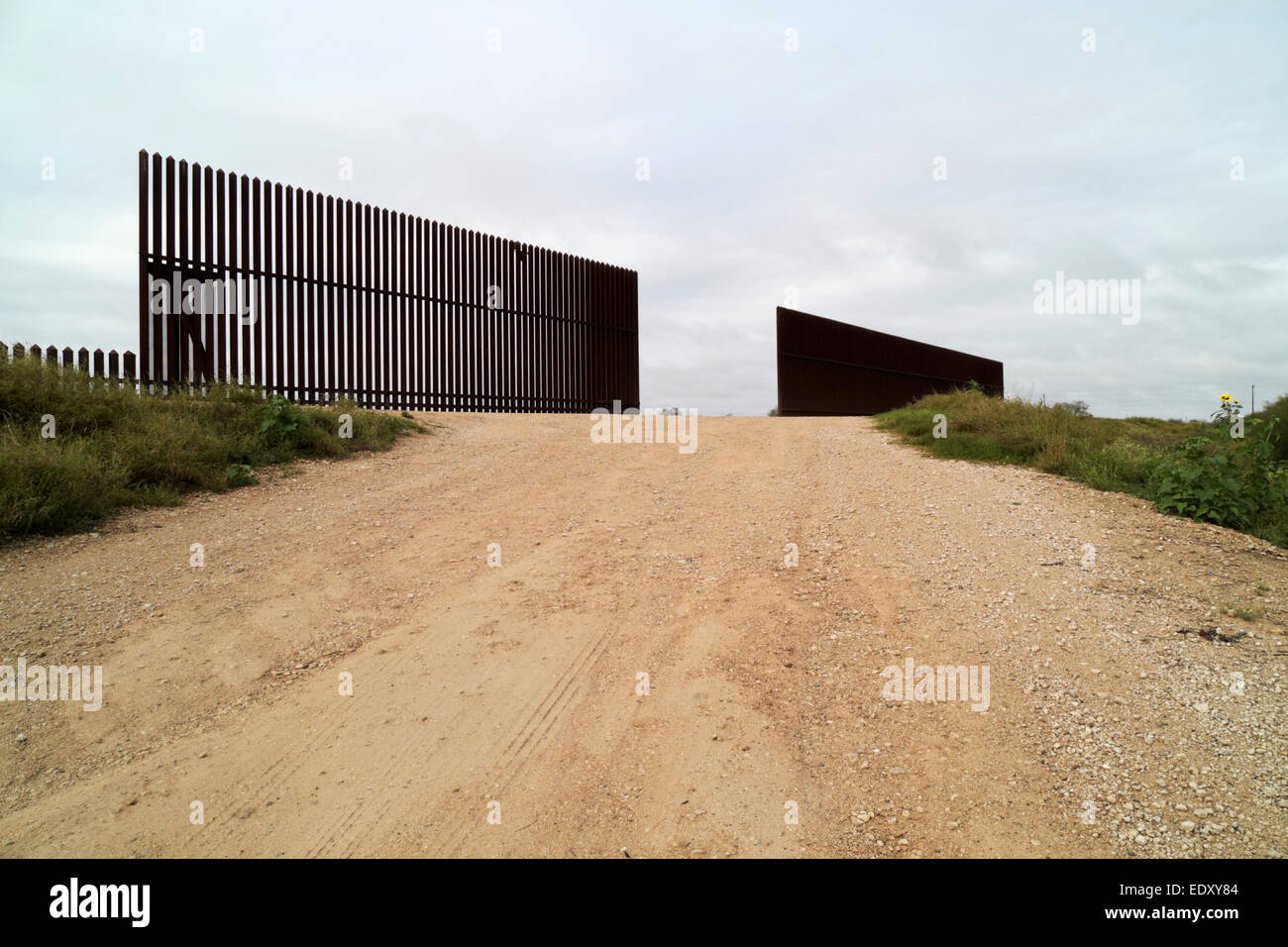 Mexico texas border fence hires stock photography and images Alamy