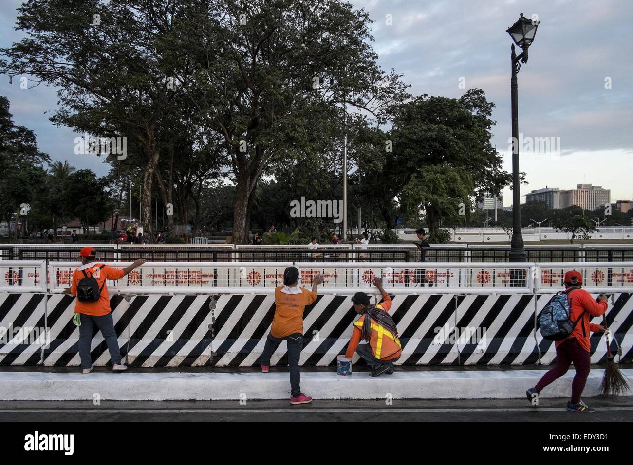 Department of Public Works and Highways (DPWH) street sweepers clean the vicinity of the Quirino grandstand. © Mark Z. Saludes/Pacific Press/Alamy Live News Stock Photo