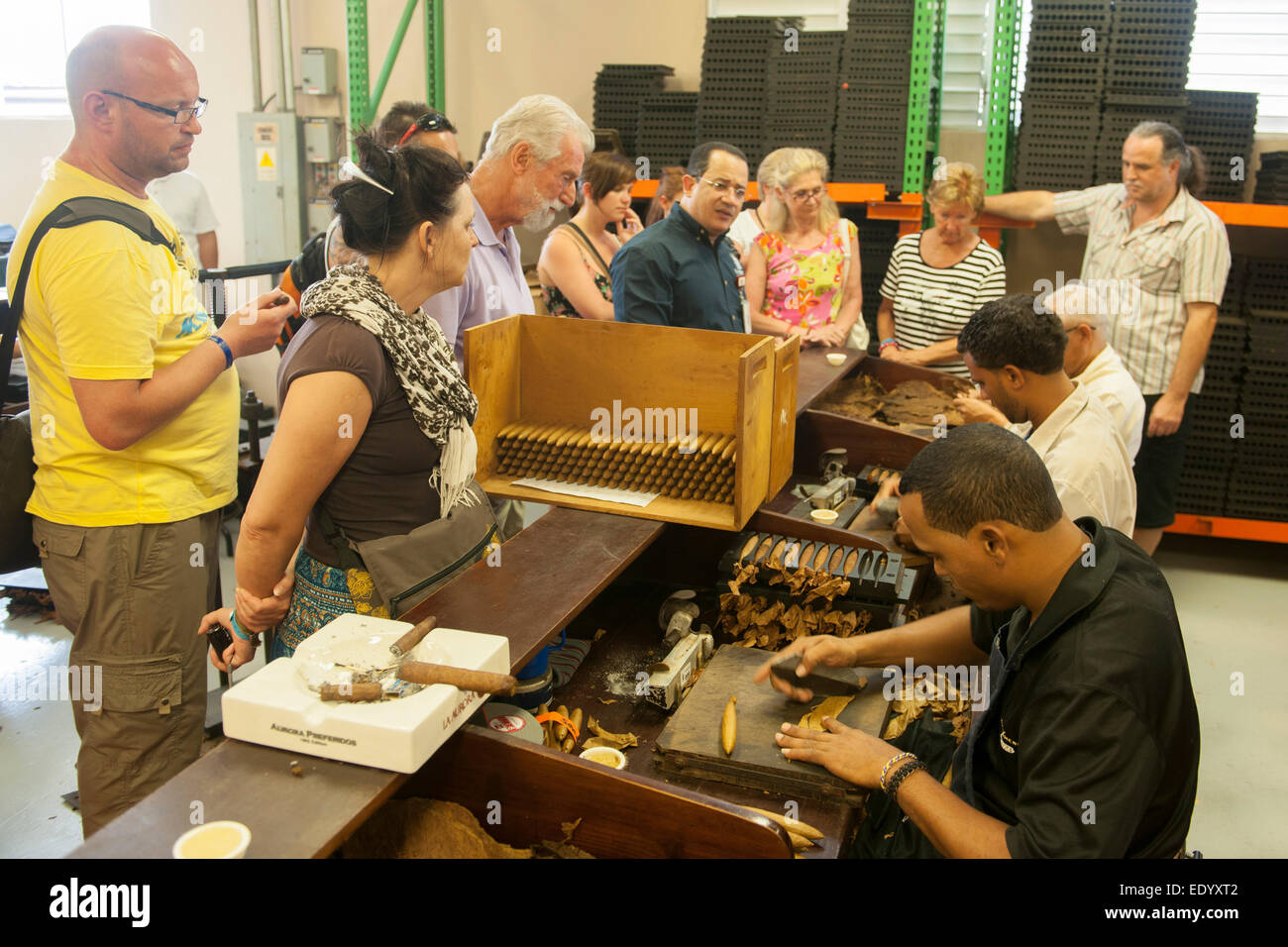 Dominikanische Republik, Cibao-Tal, Santiago de los Caballeros, Zigarrenmanufaktur La Aurora, Besucher bei einer Führung Stock Photo