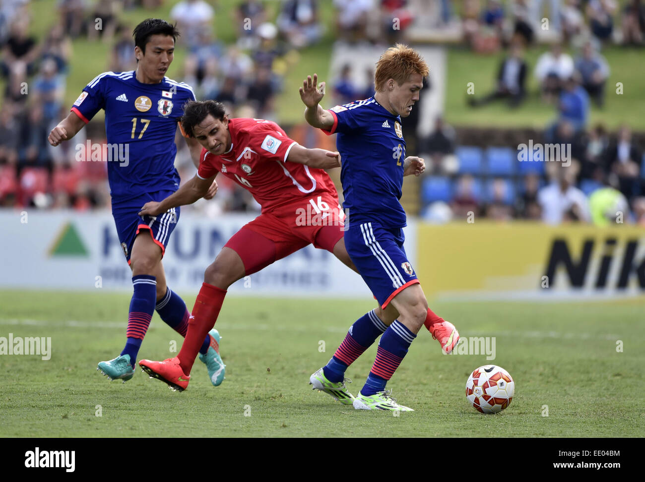 Newcastle, Australia. 12th Jan, 2015. Gotoku Sakai (R) of Japan vies with Mahmoud Dhadha of Palestine during a Group D match at the AFC Asian Cup in Newcastle, Australia, Jan. 12, 2015. Japan won 4-0. Credit:  Qin Qing/Xinhua/Alamy Live News Stock Photo