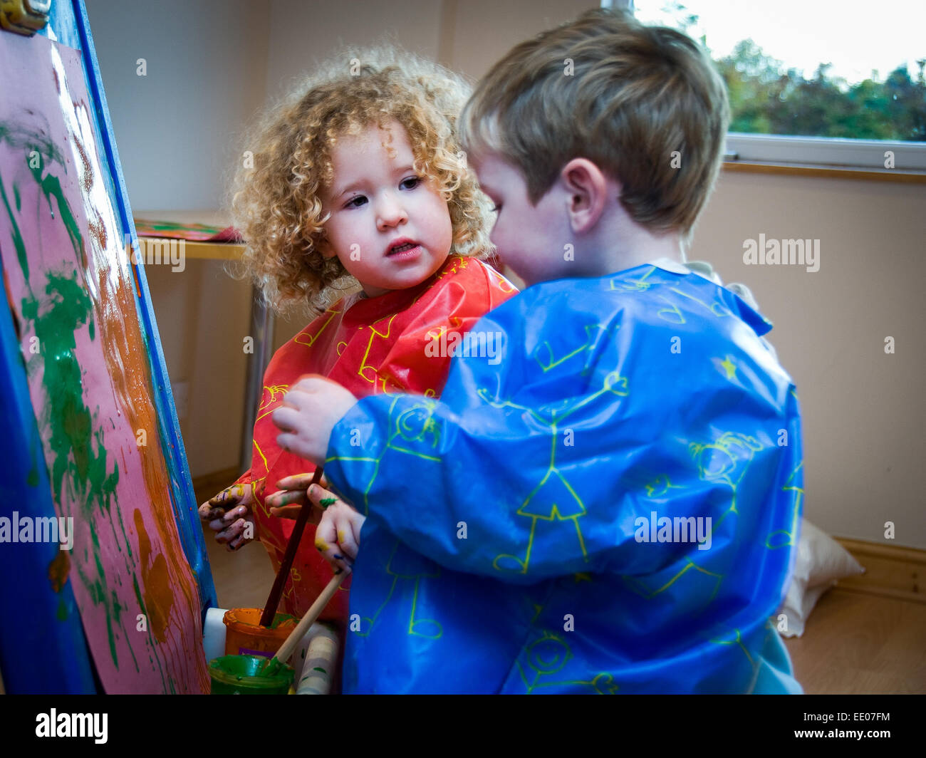 Kids playing outside painting hi-res stock photography and images - Alamy