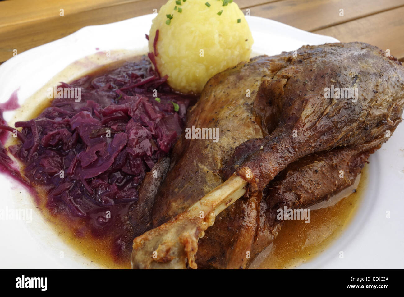 Knusprig gebratene Gans mit Knödel, Crispy roast goose with dumplings, Goose, Fry, Roast, Dumplings, Crispy, Crunchy, Hearty, Fo Stock Photo