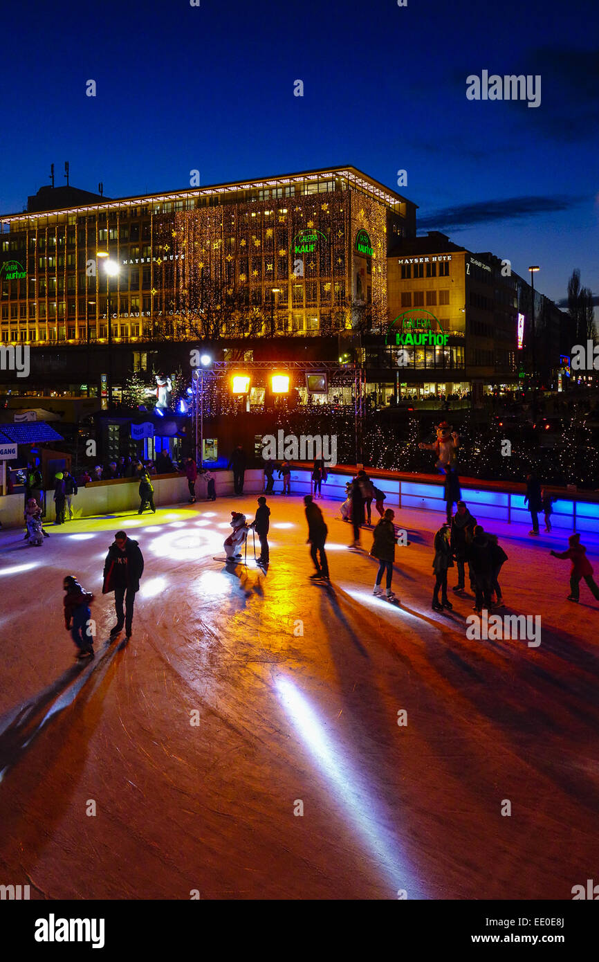 Eiszauber, Menschen beim Eislaufen am Münchner Stachus, people ice skating in the Munich City at the Karlsplatz, Stachus, German Stock Photo