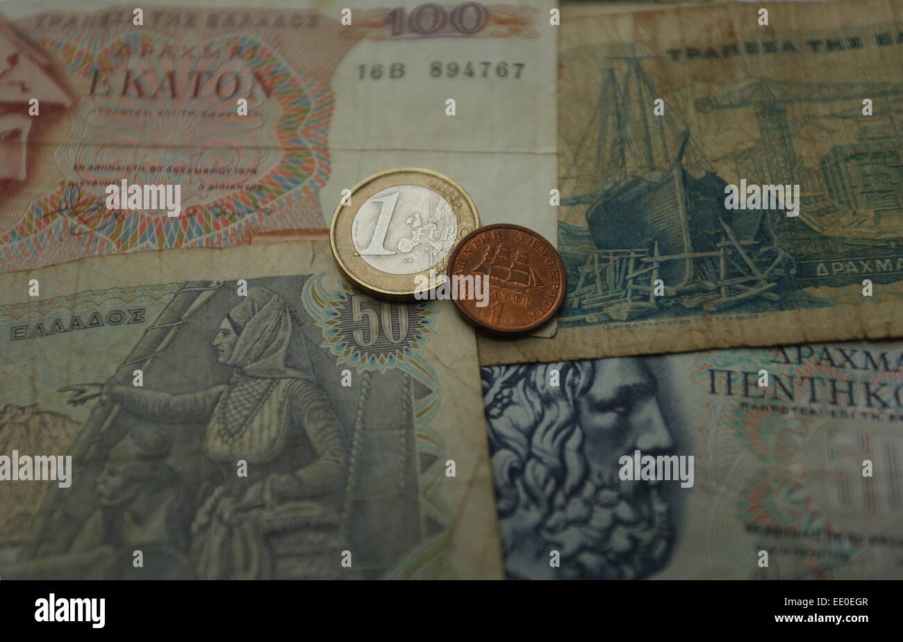 Symbolfoto roter Tresor als Spardose mit DM-Banknoten und Münzen Stock  Photo - Alamy