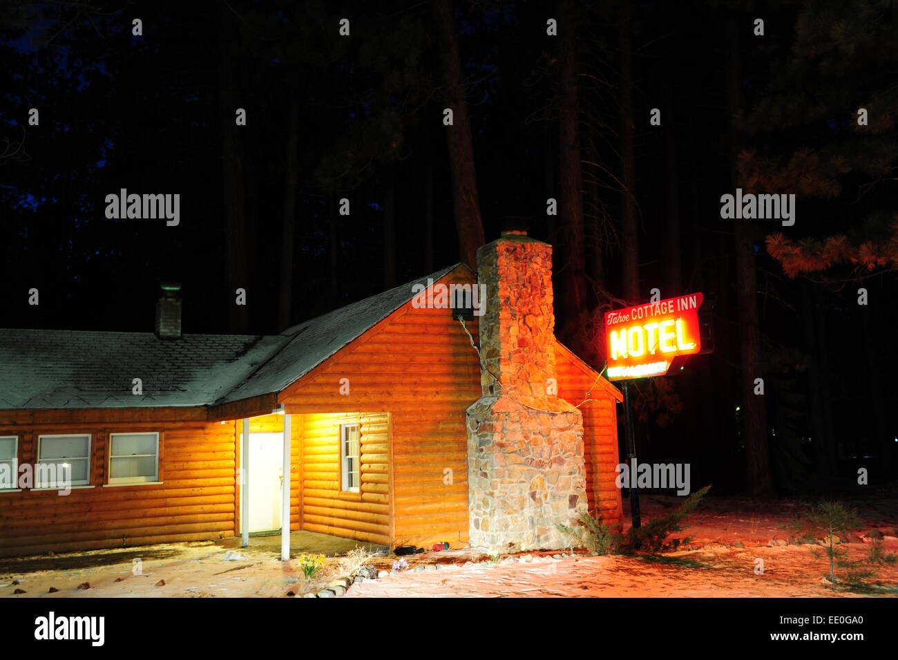 USA California CA South Lake Tahoe Winter cabin motel with vacancy sign at the Tahoe Cottage Inn Stock Photo