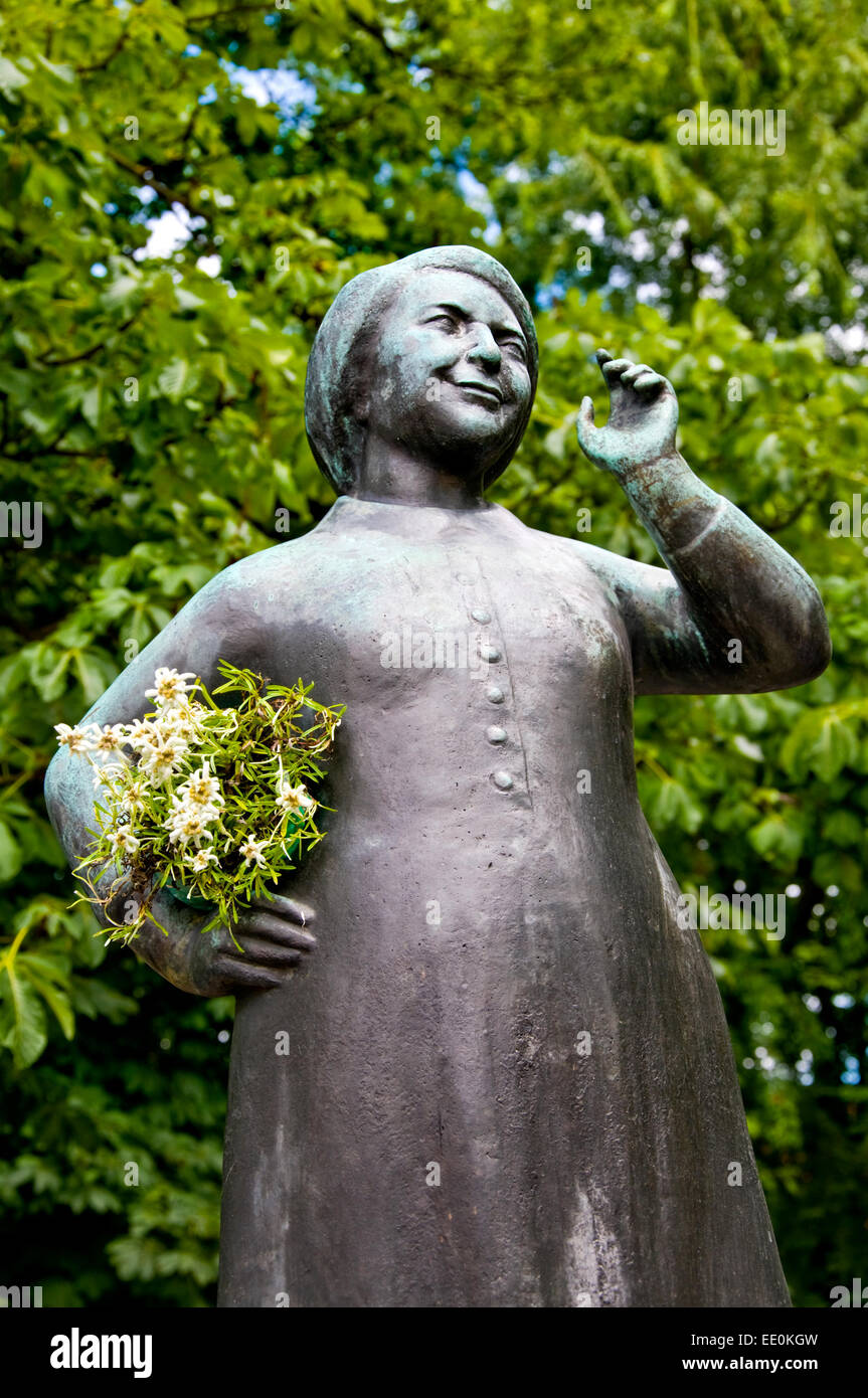 Munich, Bavaria, Germany. Viktualienmarkt - Statue of Liesl (Elisabeth) Karlstadt (German actress). Stock Photo