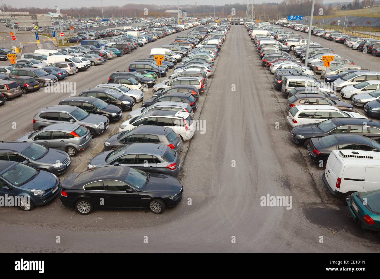 Crowded car park hires stock photography and images Alamy