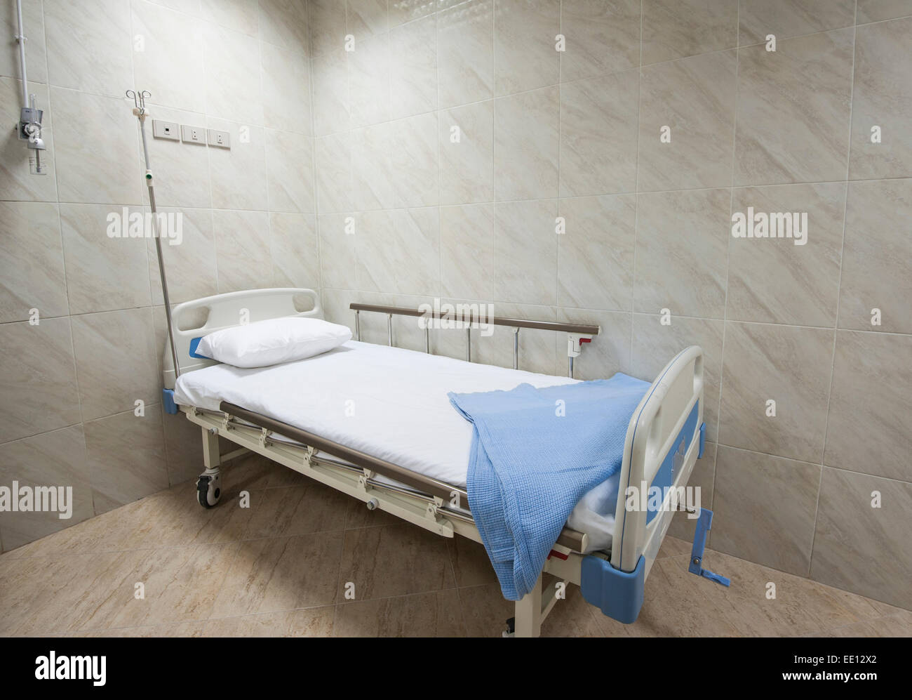 Beds in a private hospital medical center ward room Stock Photo Alamy