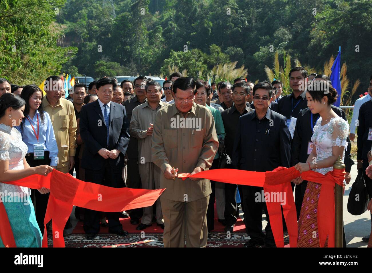 Koh Kong, Cambodia. 12th Jan, 2015. Cambodian Prime Minister Hun Sen (C, front) cuts the ribbon to inaugurate the Chinese-built 338-megawatt Russei Chrum Krom River hydropower dam in Koh Kong province, Cambodia, Jan. 12, 2015. The hydroelectric dam, Cambodia's largest hydropower station so far, commenced operation on Monday after it had been constructed for nearly five years. © Li Hong/Xinhua/Alamy Live News Stock Photo