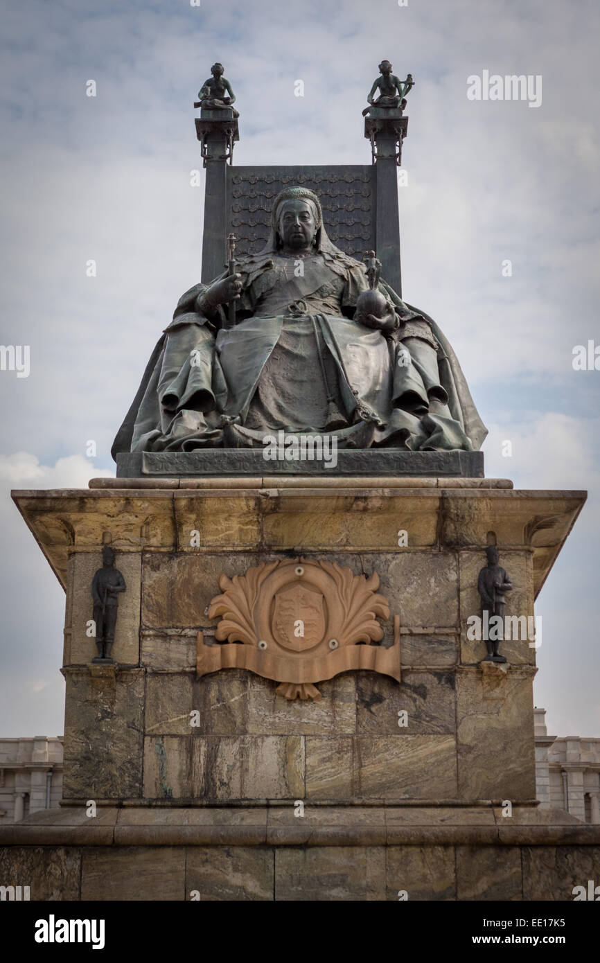 Bronze statue of Queen Victoria at Victoria Memorial Hall, Kolkata