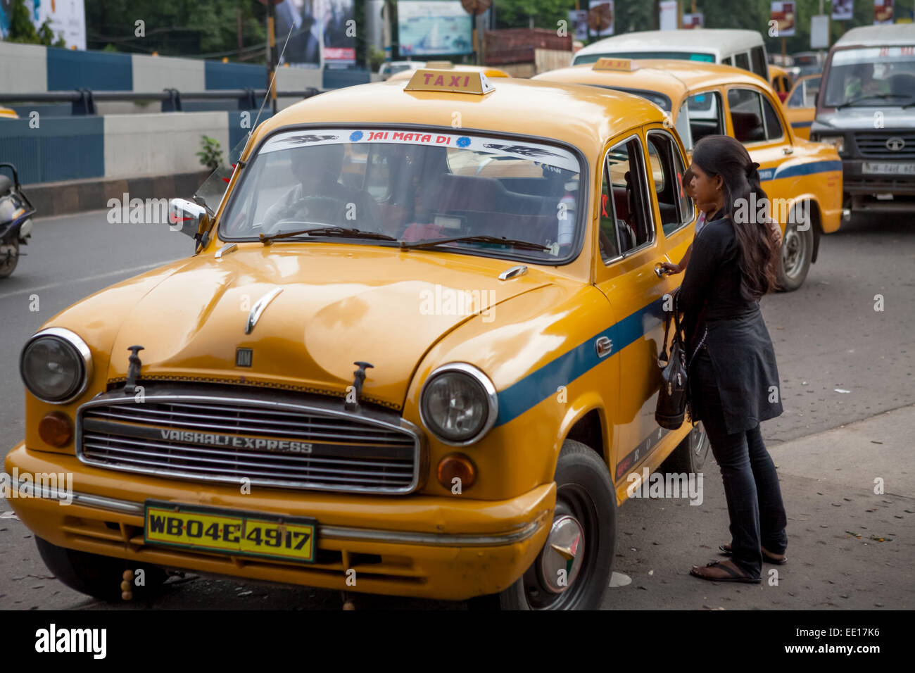 Woman negotiates fee with taxi driver in Kolkata, India. Stock Photo