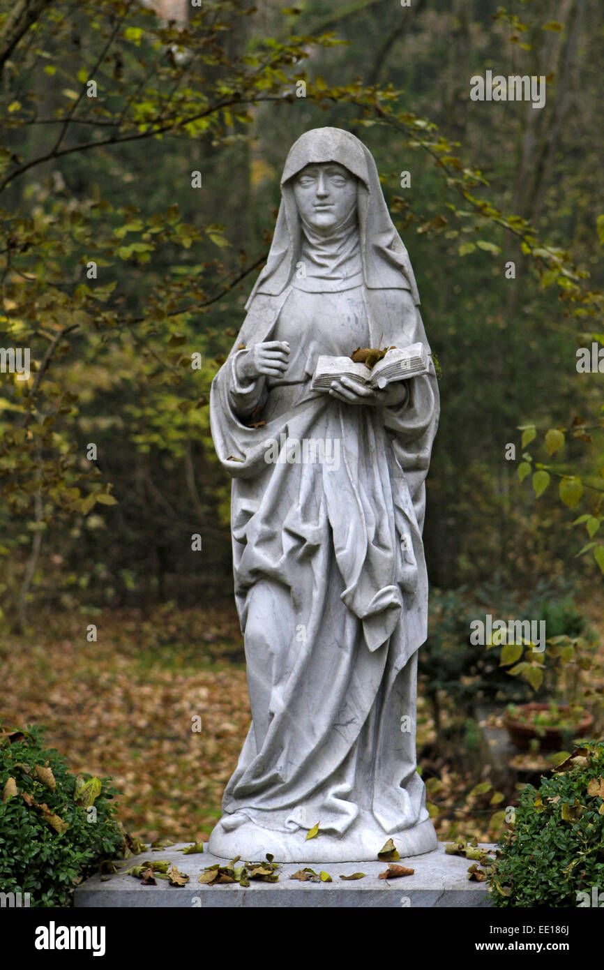 Allerheiligen, Steinerne Grabfigur auf einem Friedhof Stock Photo