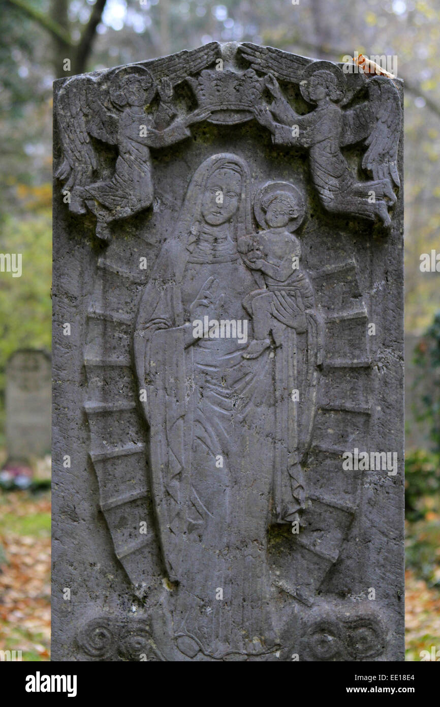 Friedhof, Allerheiligen, Grabstein mit der Mutter Gottes Stock Photo