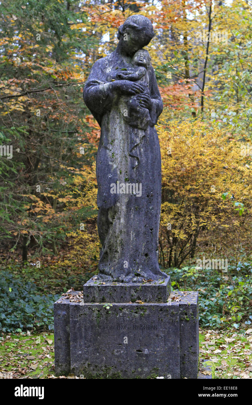 Friedhof, Allerheiligen, Grabstein Mutter mit Kind Stock Photo