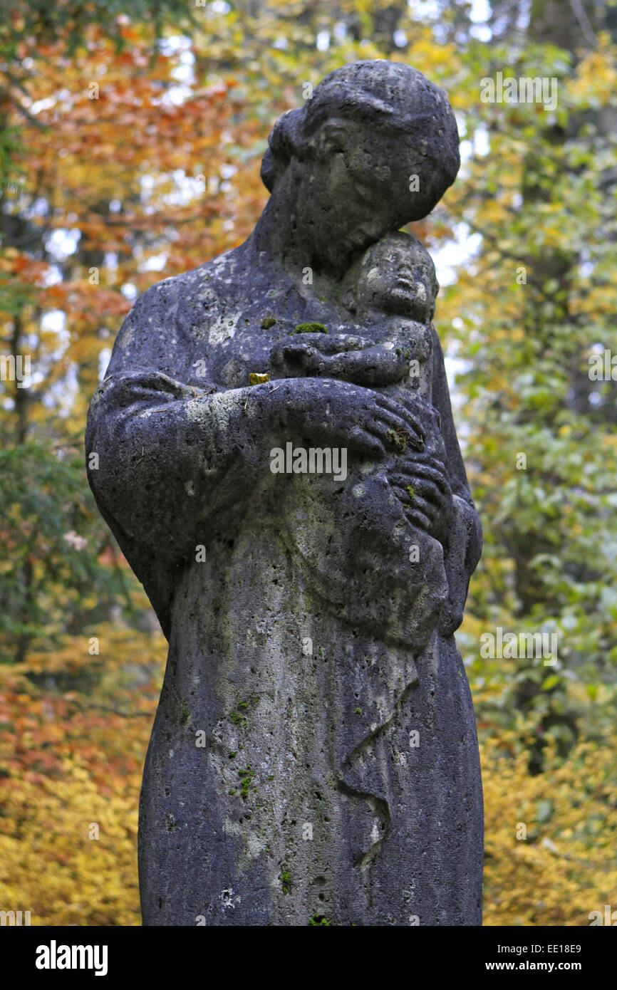 Friedhof, Allerheiligen, Grabstein Mutter mit Kind Stock Photo