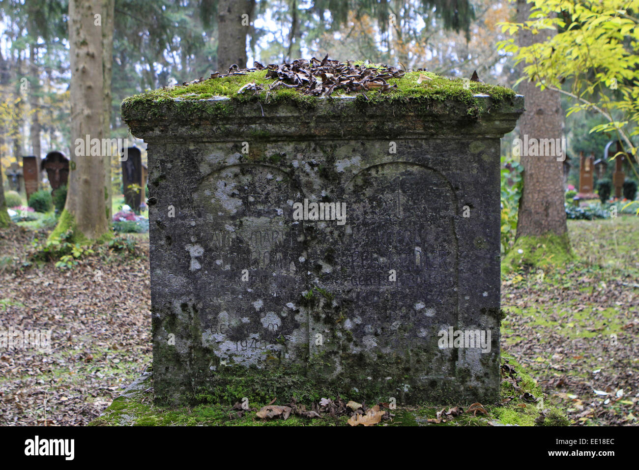 Friedhof, Allerheiligen, alter verwitterter Grabstein Stock Photo