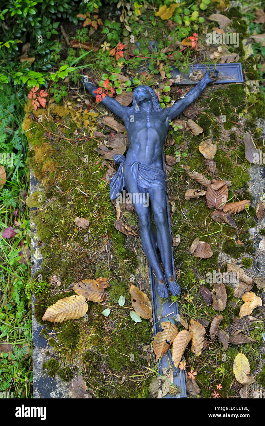 Grabkreuz, Grab auf einem Friedhof an Allerheiligen Stock Photo