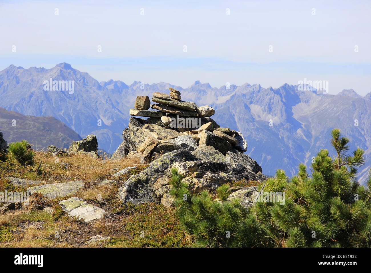 Österreich, Tirol, Pitztal, Steinmännchen im Gebirge, herbstliche Berglandschaft Stock Photo