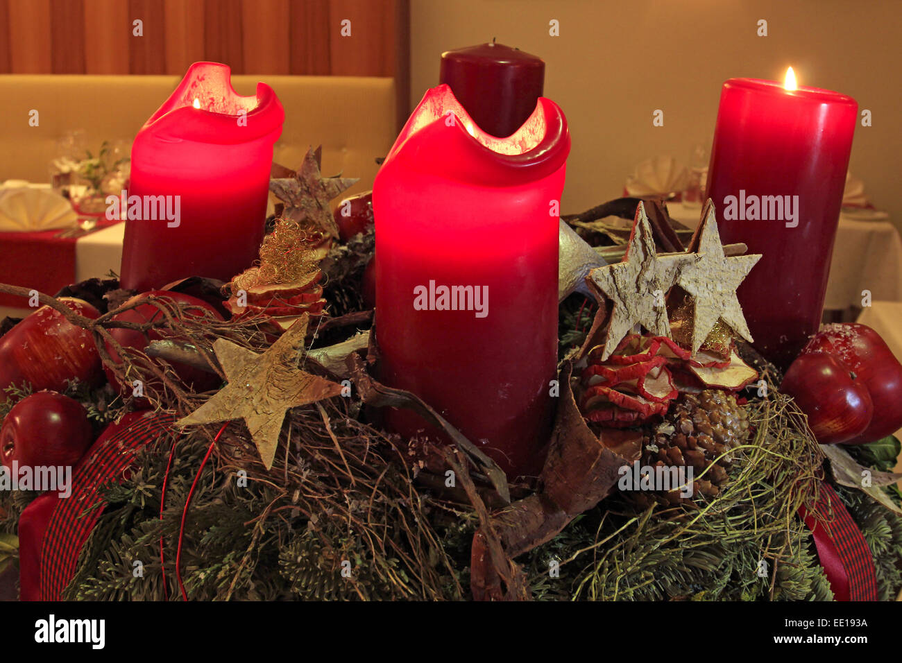 Brennende Kerze an einem Adventskranz burning candles at an advent wreath advent flame