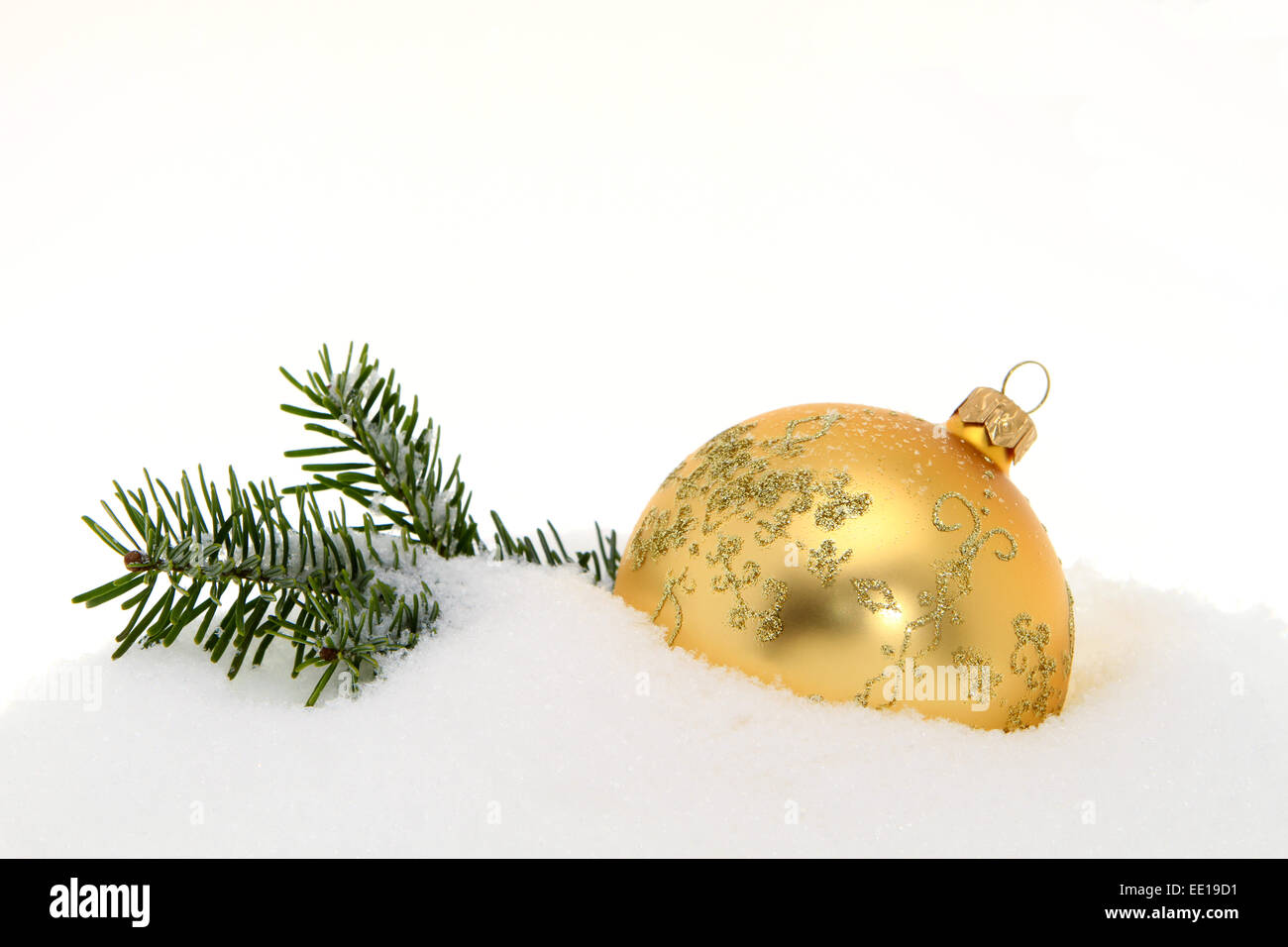Weihnachtsschmuck, goldene Christbaumkugel im Schnee Stock Photo - Alamy