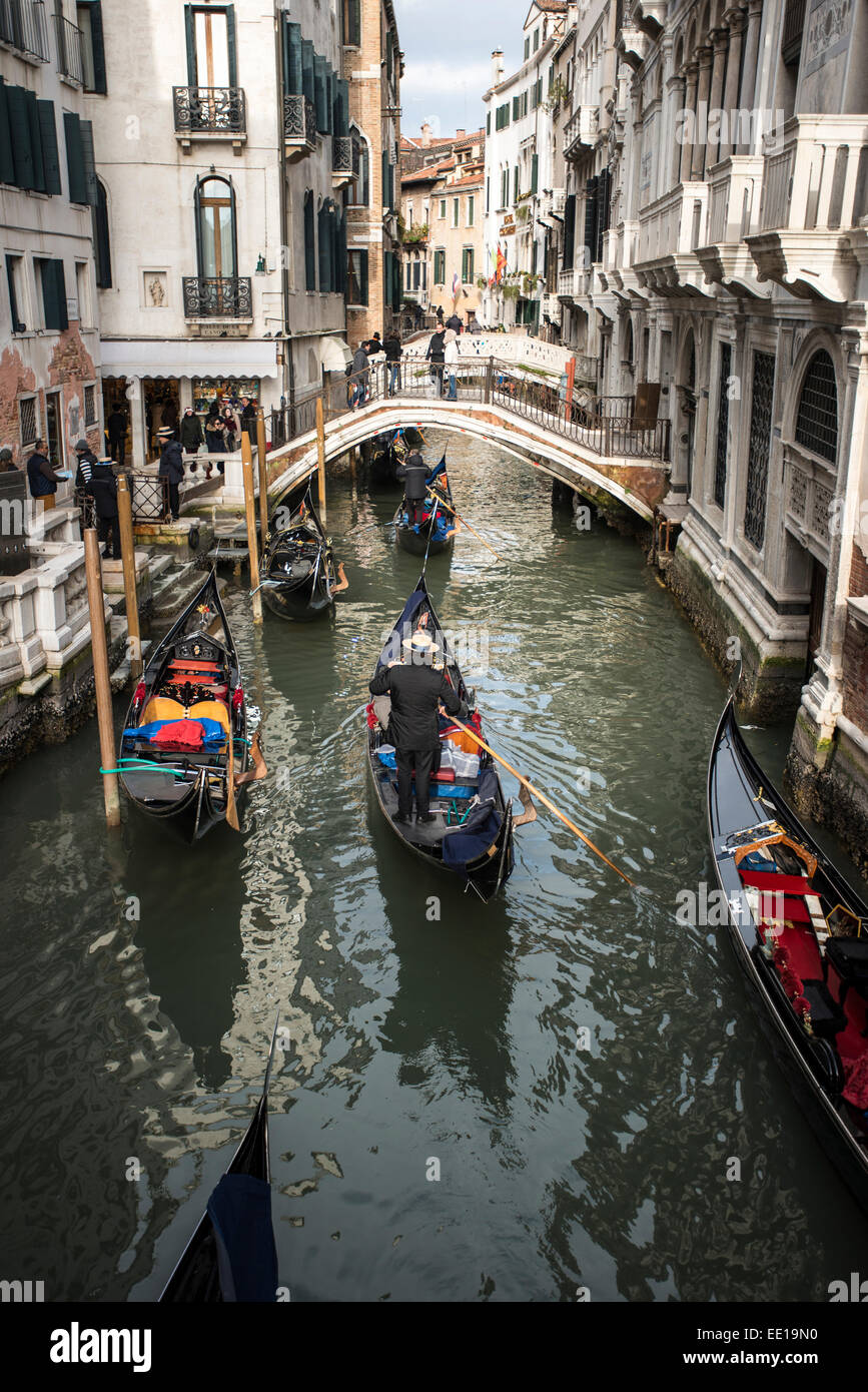 A gondolier paddling a gondola hi-res stock photography and images - Alamy