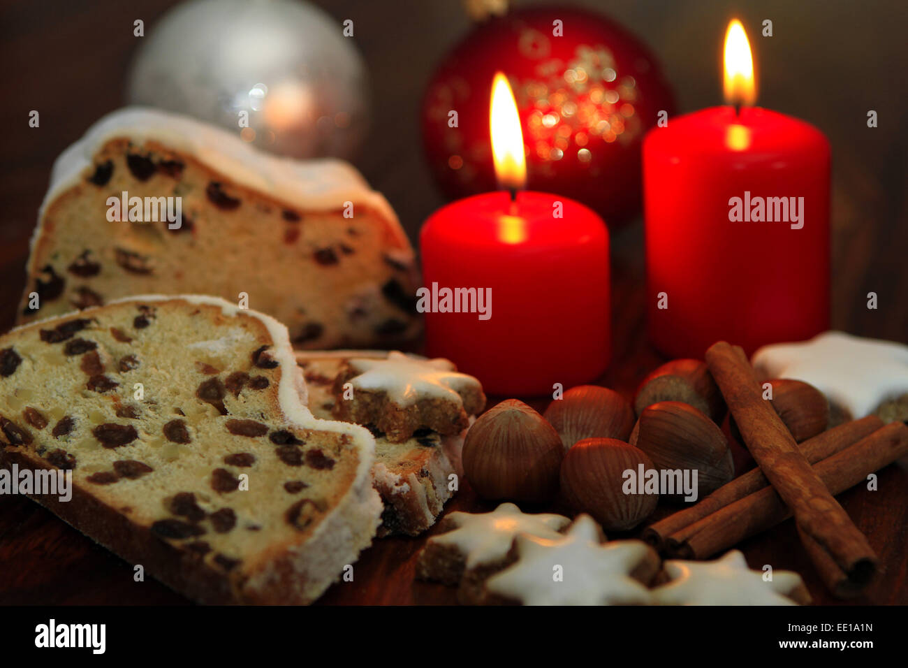 Weihnachtsgebäck, Christstollen und Zimtsterne Stock Photo