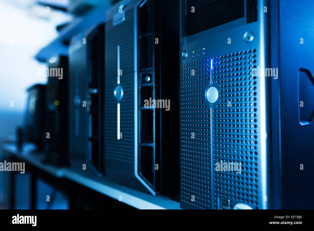 Data servers warehouse hi-res stock photography and images - Alamy