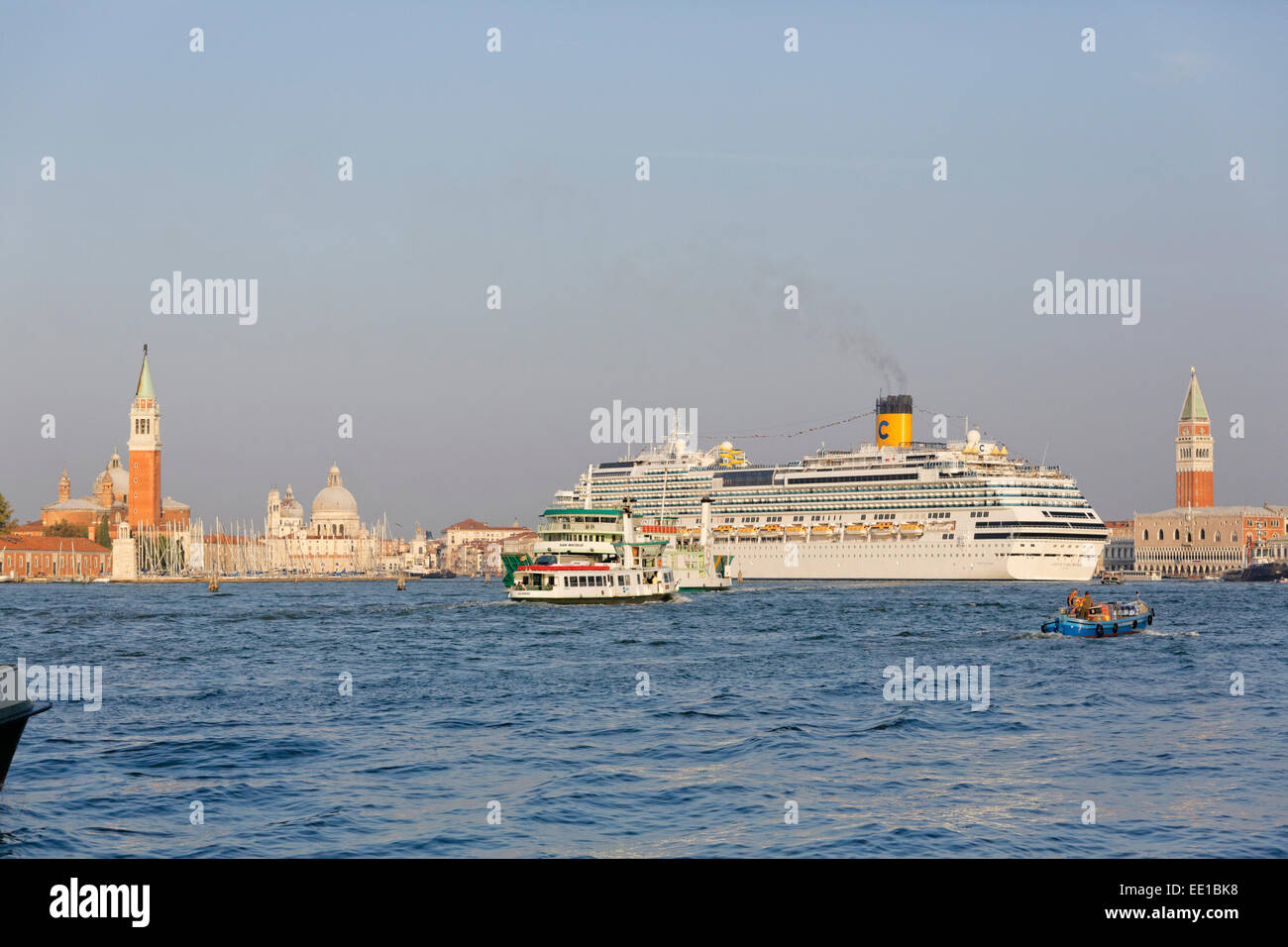 Cruise ship venice hi-res stock photography and images - Alamy