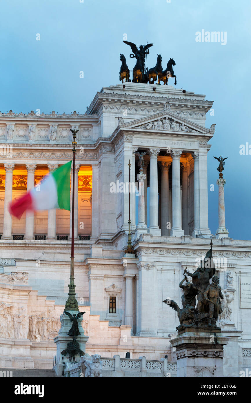 Italian flag in front of the Victor Emmanuel Monument at night, Rome ...