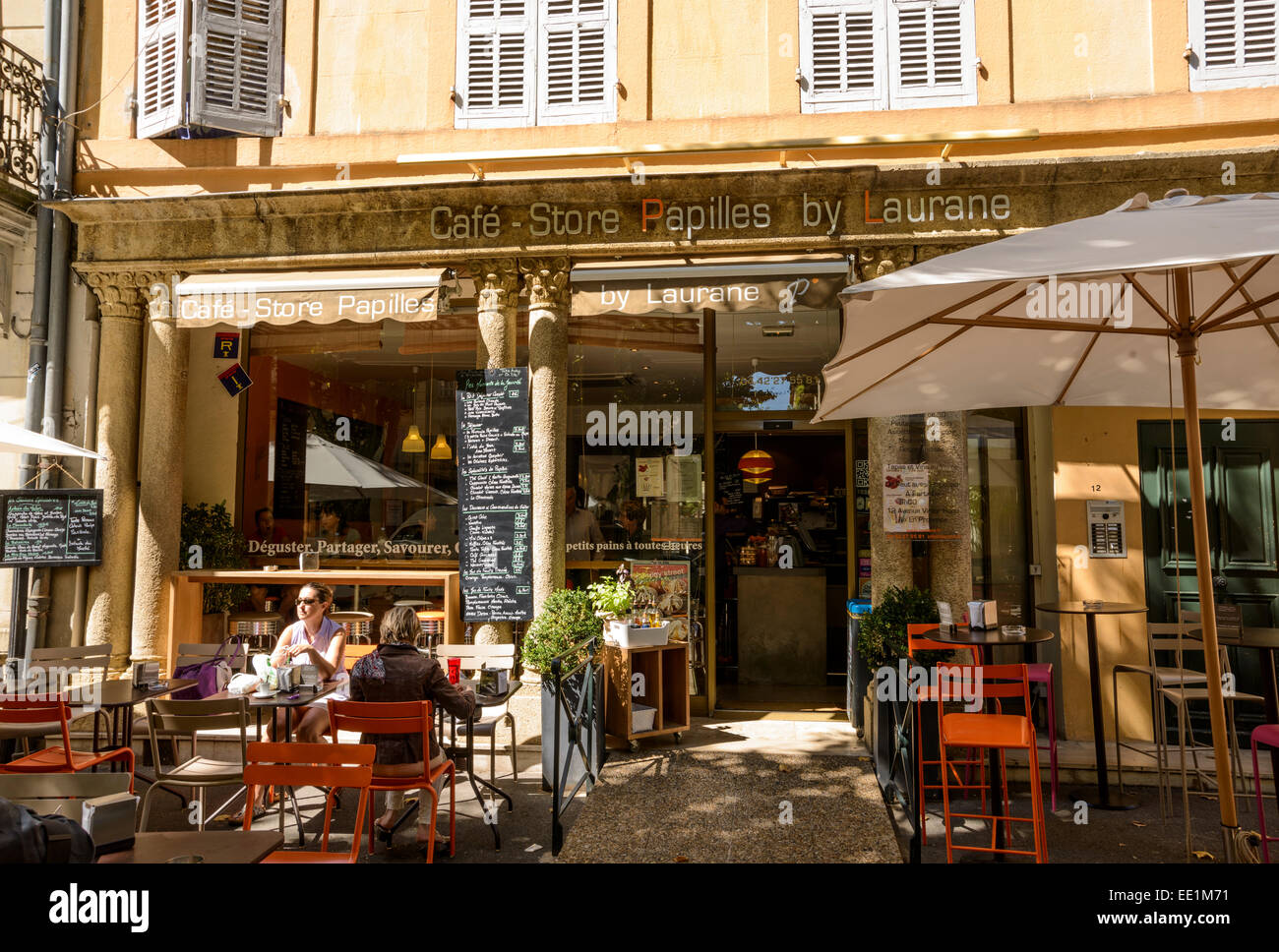 Pavement street cafe hi-res stock photography and images - Alamy