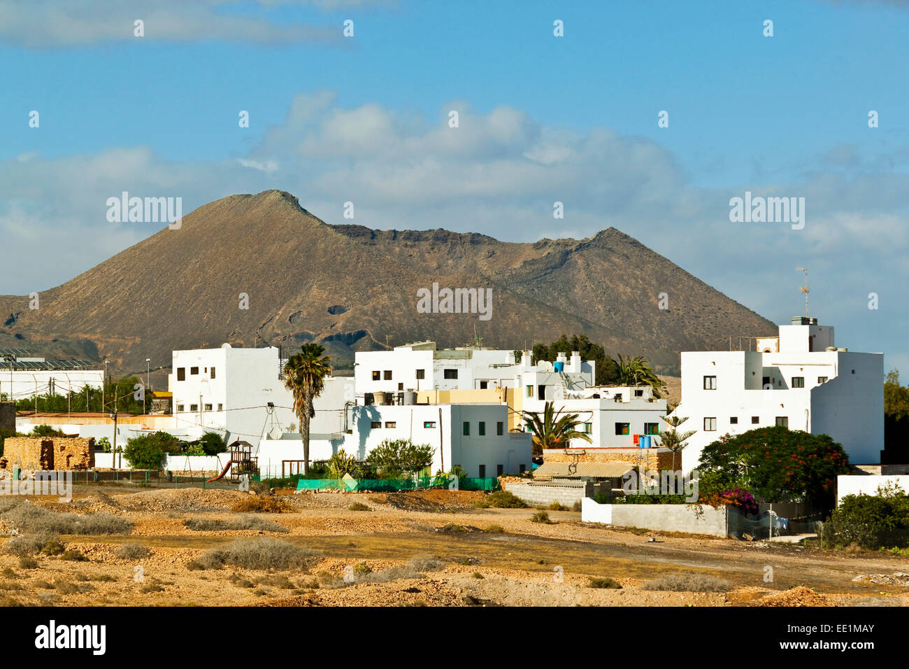 The Caldera de Gairia volcanic cone looms over this town in the central south, Tiscamanita, Fuerteventura, Canary Islands, Spain Stock Photo