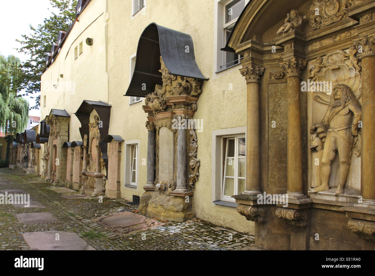 Regensburg, Unesco Welterbe, Dreieinigkeitskirche, 1627-1631, Kirchenhof, barocke Grabmaeler, Holy Trinity Church, Bayerische Ei Stock Photo