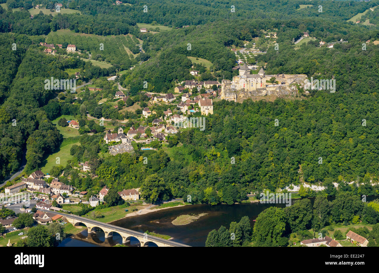 Aerial view: Village and castle of Castelnaud-la-Chapelle on the bank of the river Dordogne in the Périgord region Stock Photo