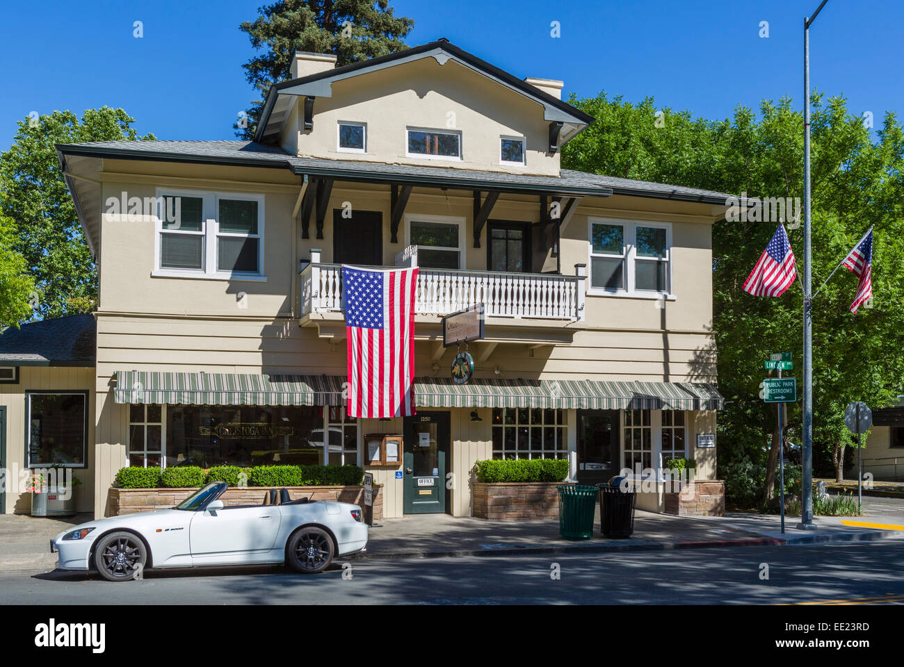 The Calistoga Inn on Main Street (Lincoln Avenue) in Calistoga, Napa Valley, Wine Country, California, USA Stock Photo