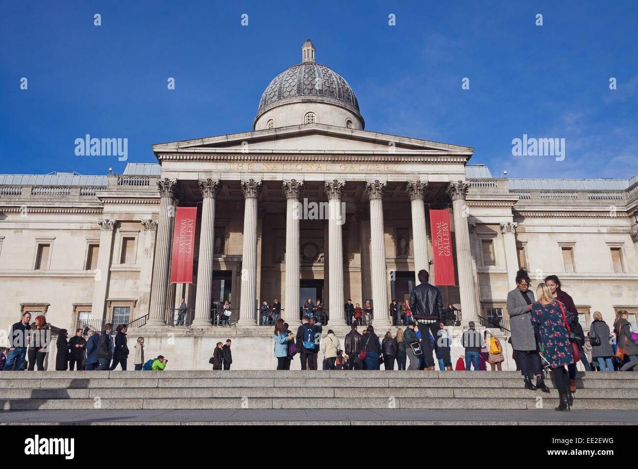 London, Trafalgar Square   Crowds in front of the National Gallery Stock Photo