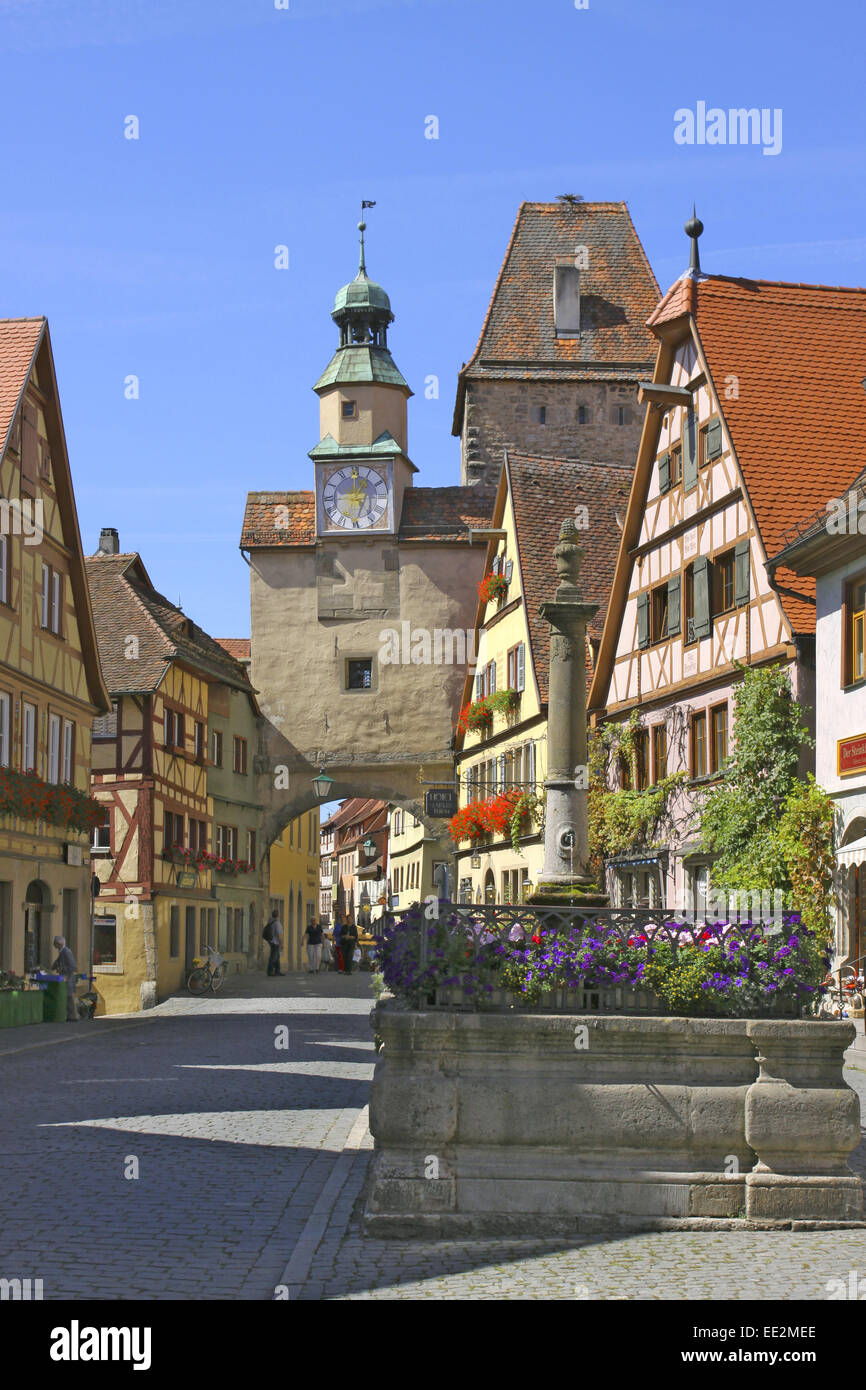 Deutschland, Bayern, Rothenburg ob der Tauber, Markusturm, Roederbogen, Roederbrunnen, Altstadt, Touristen, no model release Stock Photo