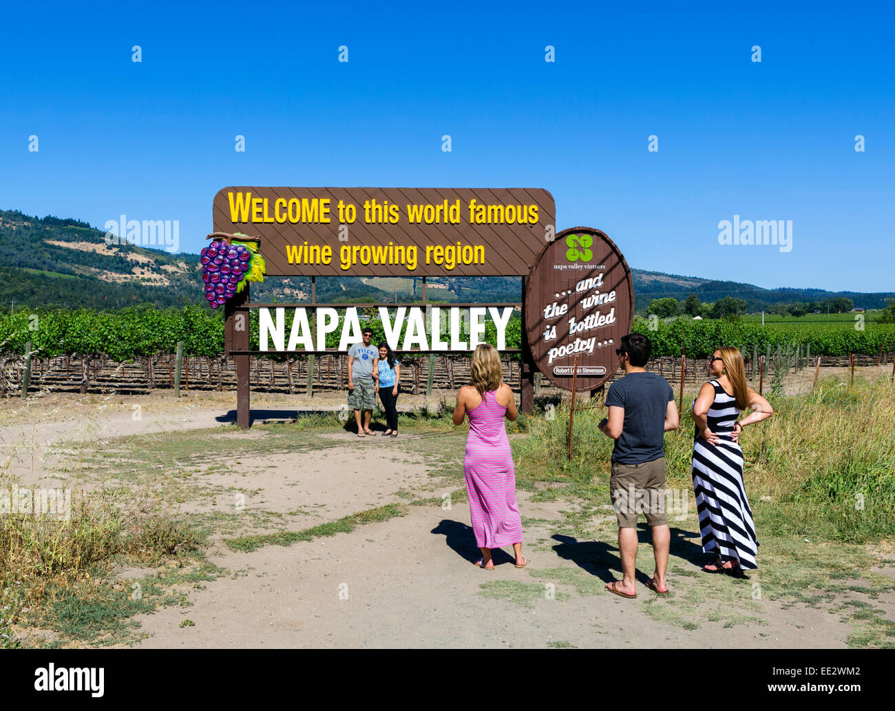 Tourists taking pictures in front of the Welcome sign north of St Helena, Napa Valley, Wine Country, Northern California, USA Stock Photo