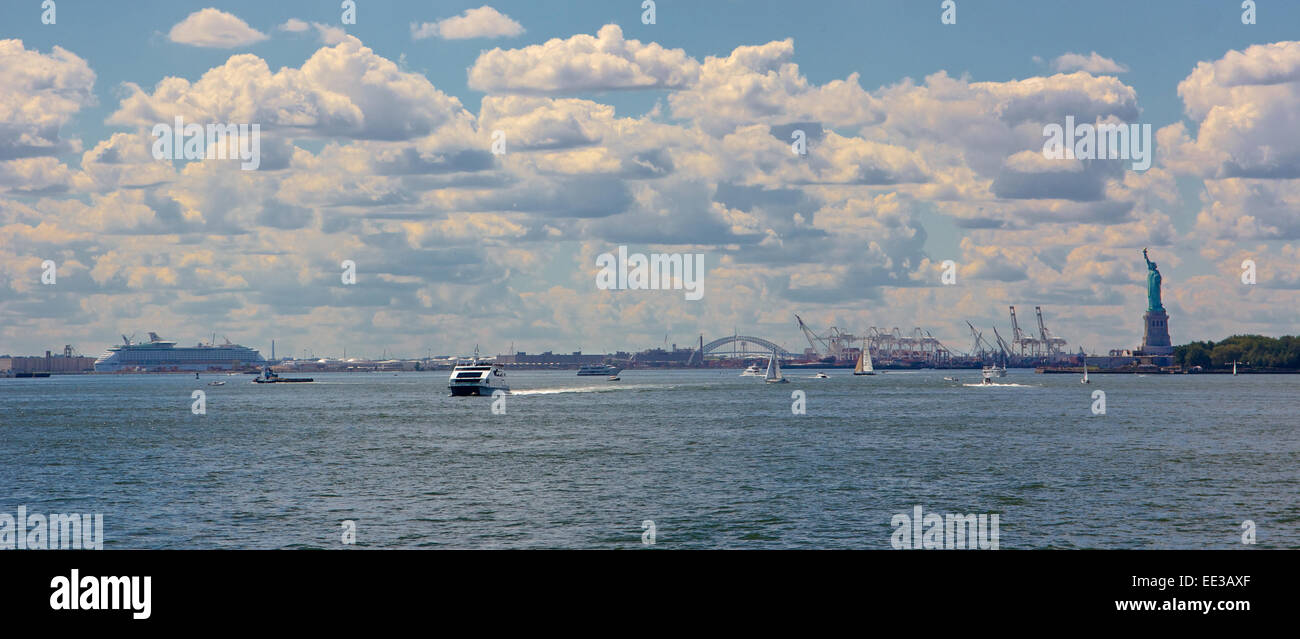 New york harbor ships statue hi-res stock photography and images - Alamy