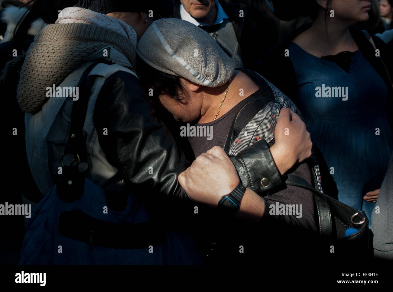 Jeruslaem, Israel. 13th Jan, 2015. People embrace each other during a funeral ceremony for the four victims of Paris supermarket attack at Givat Shaul cemetery, on the outskirts of Jerusalem, on Jan. 13, 2015. Israeli leaders and multitude of mourners gathered Tuesday with the families of four Jewish victims of last week's terror attack on a Paris kosher supermarket for a solemn funeral ceremony at a Jerusalem cemetery. Yoav Hattab, Yohan Cohen, Philippe Braham and Francois-Michel Saada, were gunned down on Friday during a hostage attack in Paris.market in eastern P Credit:  Xinhua/Alamy Live  Stock Photo