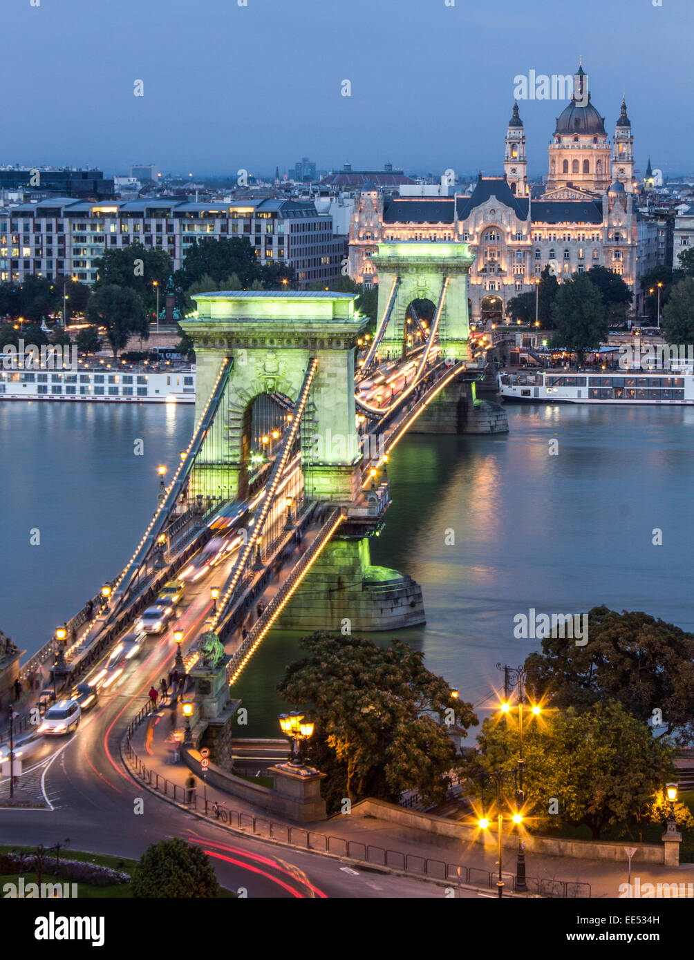 The Old Chain Bridge, the oldest bridge in Budapest, illuminated at  twilight, looking across the River Danube to the Pest side Stock Photo -  Alamy