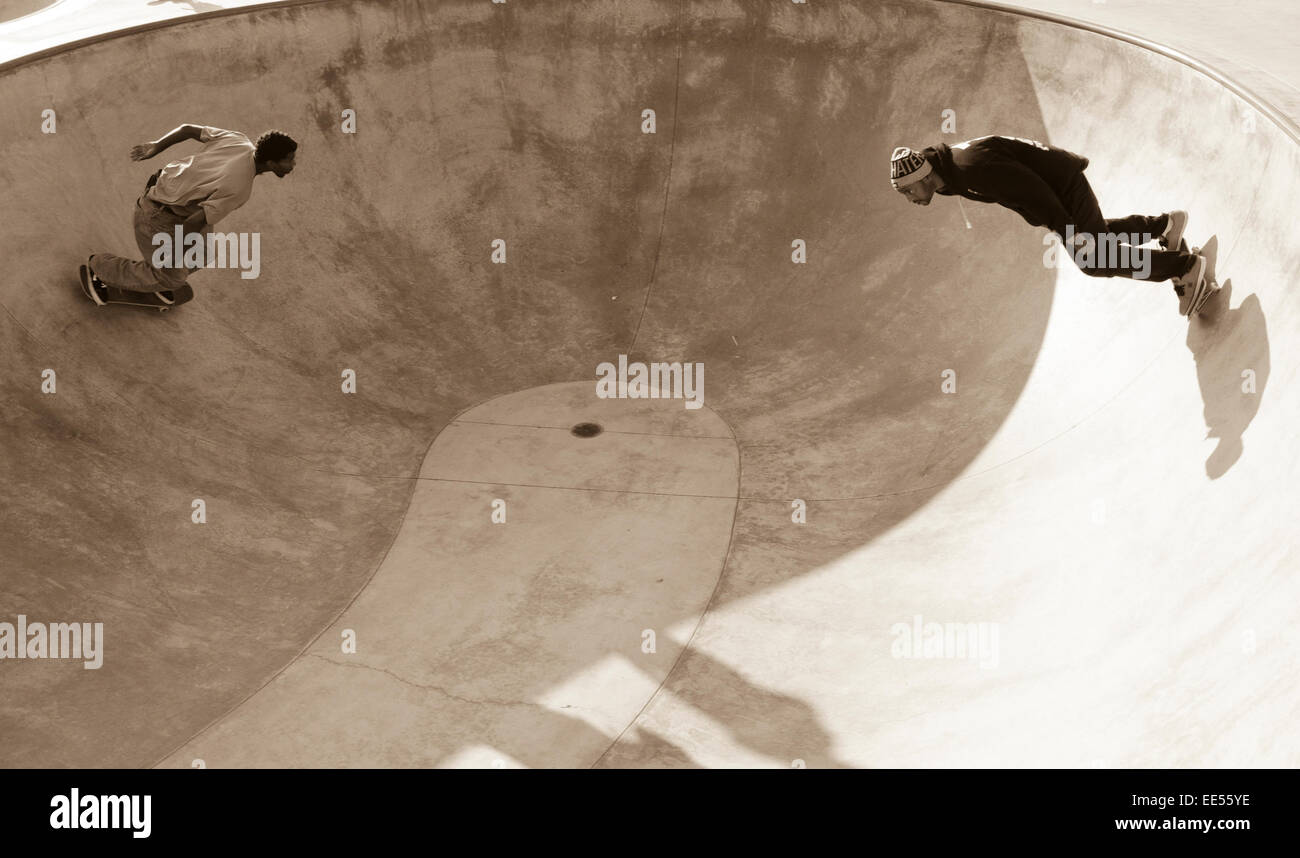 Two Young Mens Cruising In A Concrete Bowl At The Famous Venice Beach Skatepark Stock Photo Alamy